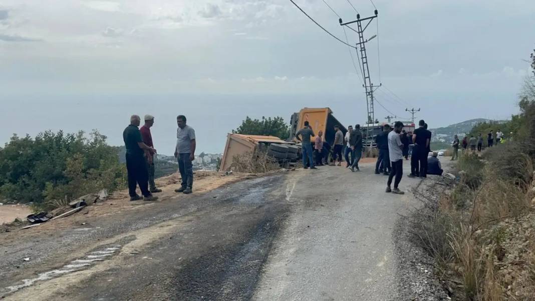 Alanya’da Kamyonların Kafa Kafaya Çarpıştığı Kaza Can Aldı 8